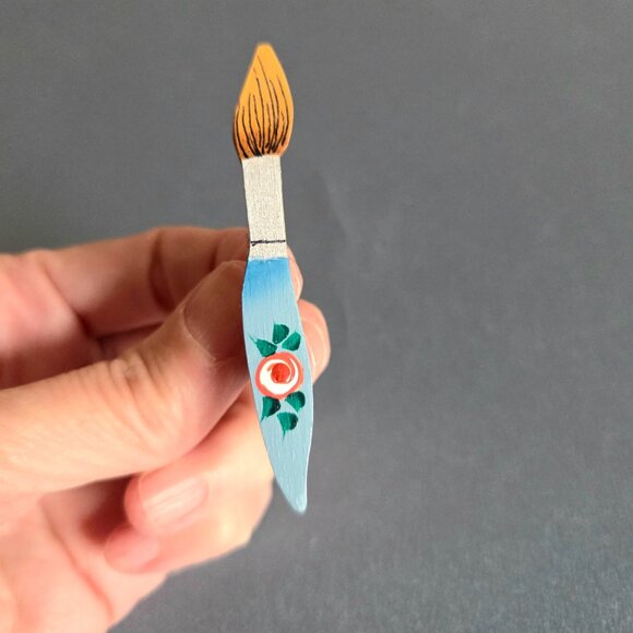 Vintage 1998 hand made wooden brooch in the shape of an artist's paintbrush. - Picture 4 of 5